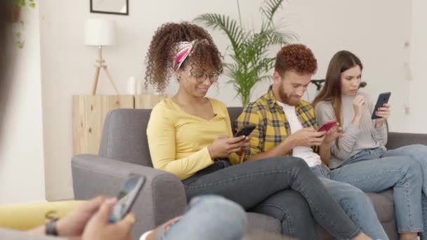 Groep multiraciale verslaafde vrienden die samen een mobiele telefoon gebruiken — Stockvideo