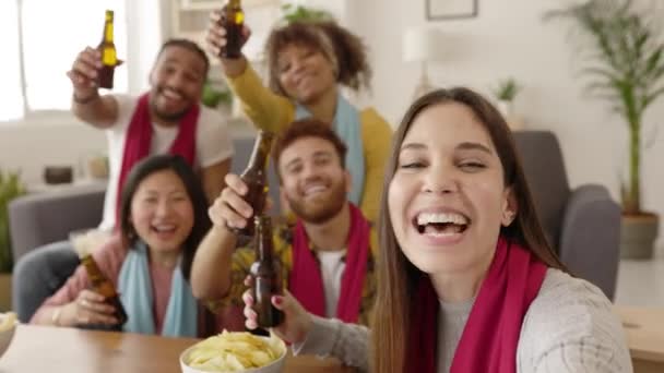 Группа фанатов мультирасового футбола проводит видеозвонок с друзьями дома — стоковое видео
