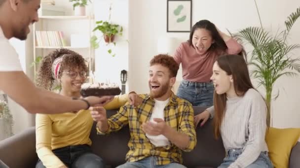 Birleşmiş çok ırklı yetişkin arkadaşlar doğum günü partisini kutluyorlar. — Stok video