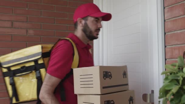 Spanskkurir som levererar ett paket - Leveranskoncept — Stockvideo