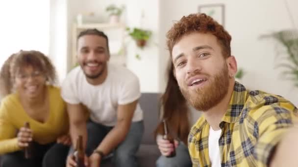 Hipster brasileiro homem tirando foto selfie com seus amigos multirraciais em casa — Vídeo de Stock