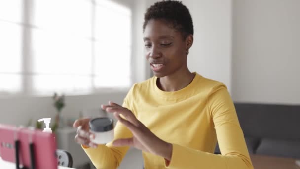 Joyful millennial african woman recording video blog on mobile phone — ストック動画
