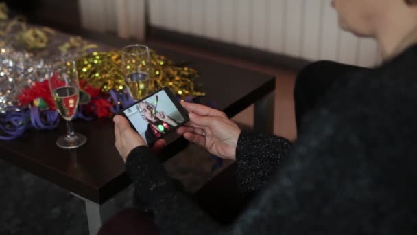 Senior woman having a video call with young man on mobile phone — Stok video
