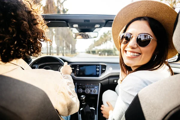 Bir çift, Cabriolet 'le gezintiye çıkıyor..