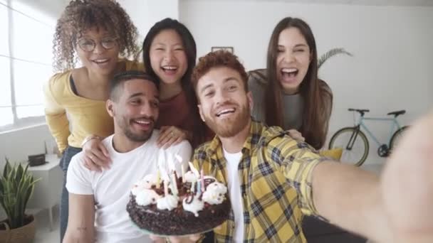 Grupo feliz de jovens comemorando aniversário através de videochamada com amigos — Vídeo de Stock