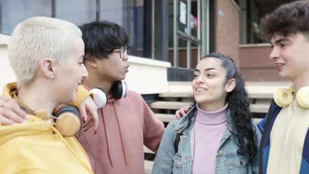 Groupe de jeunes étudiants multiraciaux amis traîner ensemble à l'université — Video