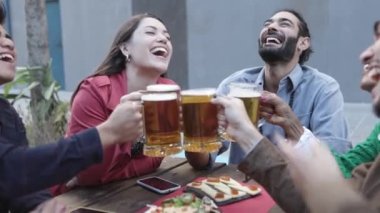 Bir grup hippi arkadaş bar terasında içki içiyor.