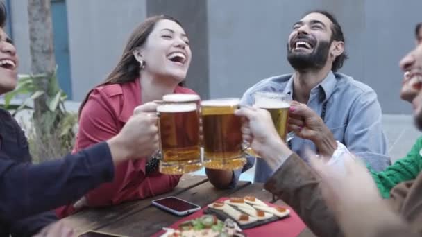 Skupina hipsterských přátel těší pití na terase baru — Stock video