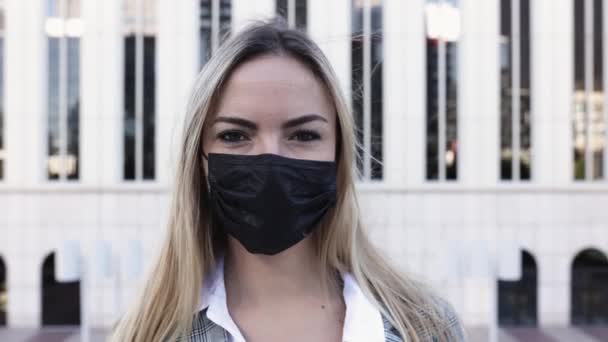 Νεαρή επιχειρηματίας που βγάζει την προστατευτική μάσκα προσώπου σε εξωτερικούς χώρους — Αρχείο Βίντεο