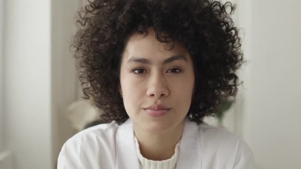 POV giovane riccio medico femminile sorridente alla macchina fotografica — Video Stock