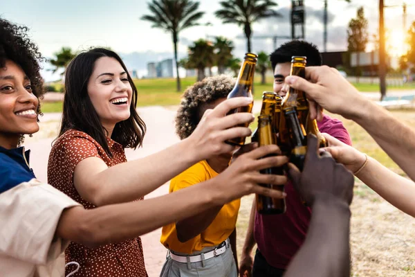 Grupo de diversos amigos jóvenes que beben cerveza y se divierten juntos en verano — Foto de Stock
