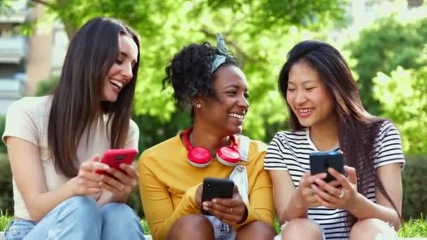 Mulheres Multirraciais Amigos Divertindo Usando Telefone Móvel Juntos Livre Conceito — Vídeo de Stock