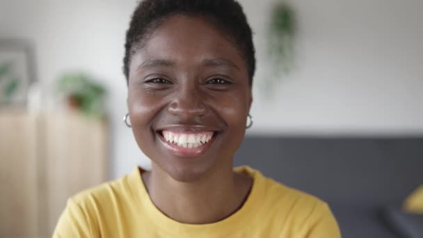 Fiatal Csinos Afrikai Mosolyog Kamera Miközben Otthon Áll Boldog Emberek — Stock videók
