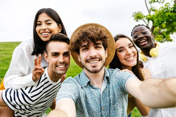 屋外で一緒に自撮りをする多人種の友人の若いグループ 夏休みを楽しんでいる千年紀の人々 多文化の友情と休日の概念 — ストック写真