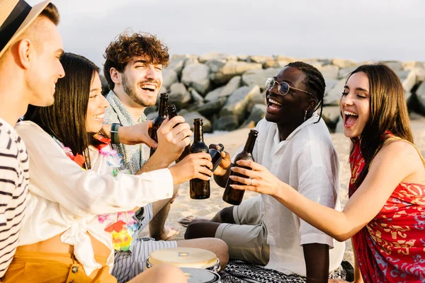 Amigos Felices Disfrutando Fin Semana Playa Animando Con Cervezas Grupo —  Fotos de Stock