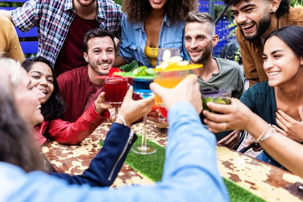 Grupo Unido Personas Multirraciales Animando Con Cócteles Moda Pub Cervecero — Foto de Stock