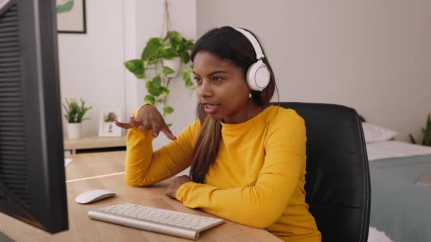 Latin Kökenli Genç Bir Kadın Odasında Internetten Ders Çalışıyor Genç — Stok video