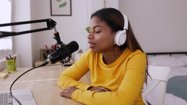 Щаслива Африканська Молода Жінка Яка Розмовляє Онлайн Радіостанції Підлітка Жінка — стокове відео