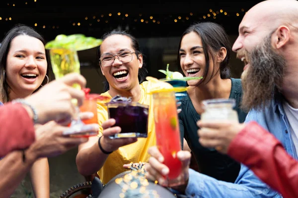 Millennial People Having Fun Summer Holidays Toasting Fancy Drinks Group —  Fotos de Stock