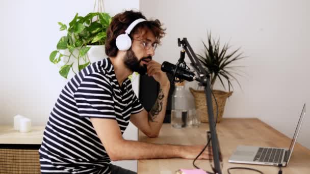 Mladý Dospělý Hipster Obsah Tvůrce Muž Streaming Podcast Line Studiu — Stock video