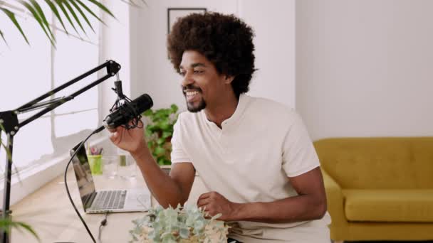 Homem Americano Africano Alegre Falando Microfone Durante Gravação Podcast Casa — Vídeo de Stock