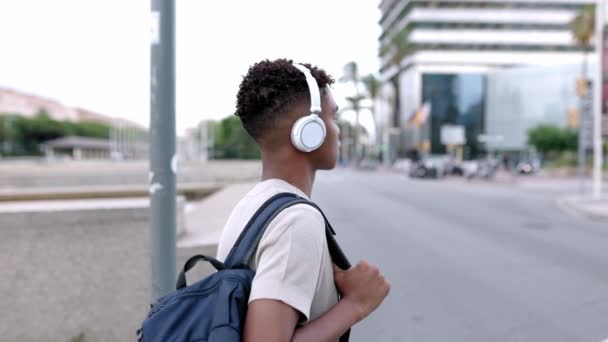 Young Hispanic Latin Man Crossing Street Crosswalk While Listening Music — Vídeo de Stock