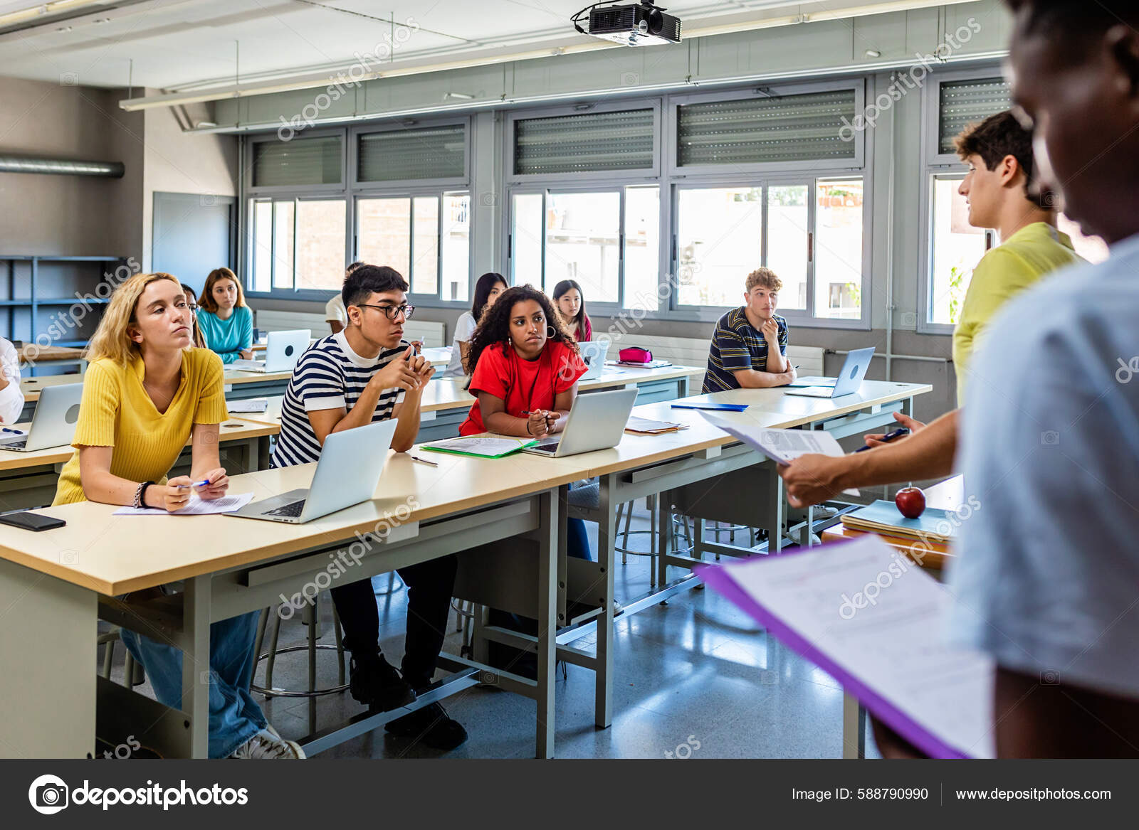 Grupo Jóvenes Diversos Estudiantes Secundaria Dando Una Presentación Amigos  Compañeros — Foto de stock #588790990 © xavierlorenzo, image size:1600x1167