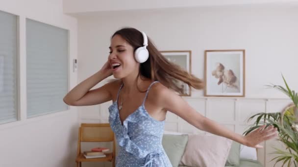 Красива Молода Жінка Танцює Сама Спальні Захоплена Жінка Насолоджується Прослуховуванням — стокове відео