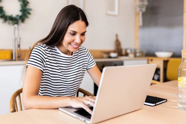 Pretty Young Woman Using Laptop Computer Remote Work Study Online — Foto de Stock