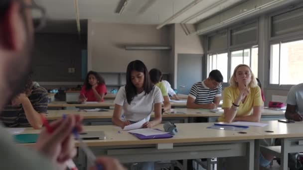 Νεαρός Δάσκαλος Κάνει Μια Παρουσίαση Στην Τάξη Του Λυκείου Καθηγητής — Αρχείο Βίντεο