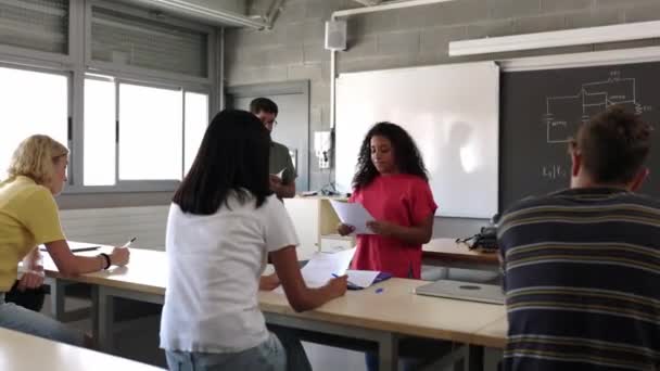 Hispanic Latin High School Student Girl Giving Presentation Her Classmates — Vídeo de Stock
