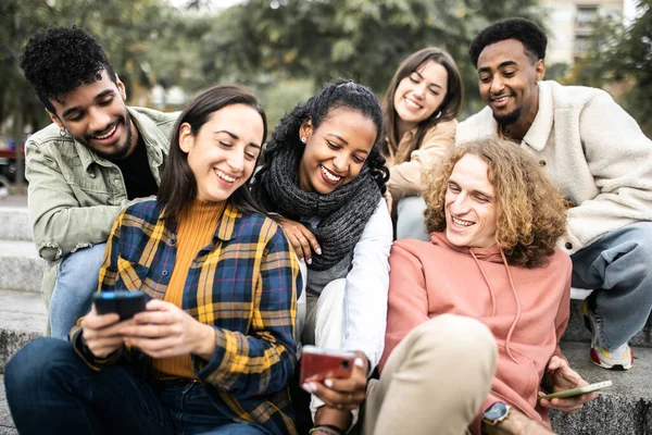 Young Group Multiracial Student Friends Using Mobile Phone City Friendship — Φωτογραφία Αρχείου