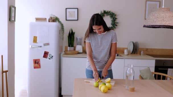 Happy Young Adult Woman Preparing Homemade Bio Lemonade Juice While — Vídeo de Stock