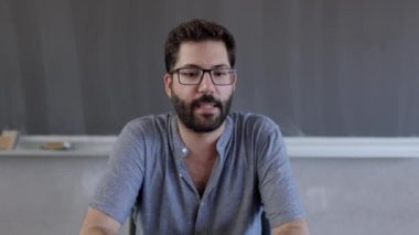 POV ya da dizüstü bilgisayardaki genç sakallı öğretmenin bakış açısı. Sınıfta tahtada otururken öğretmenlik yapan öğrenciyi ara. Eğitim ve öğrenme çevrimiçi kavramı