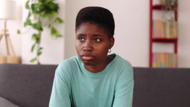 Bekymret Ung Afrikaner Kvinde Sidder Alene Sofaen Tænker Problemer Unge – Stock-video