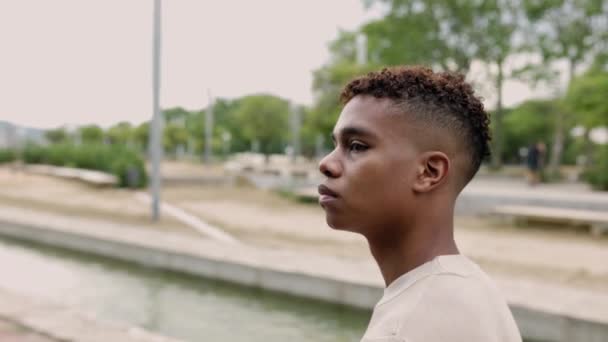 Tânăr Afro American Mergând Singur Podium Aer Liber Slow Motion — Videoclip de stoc