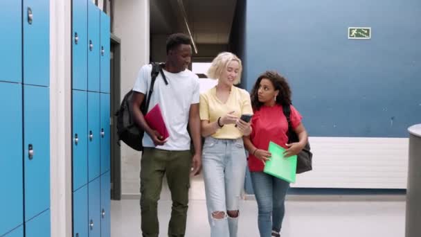 Multiraciální Mladá Skupina Šťastných Studentských Přátel Baví Sledováním Obsahu Sociálních — Stock video