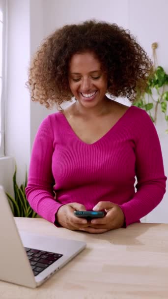 Ofiste Oturan Akıllı Telefon Kullanan Gülümseyen Afrikalı Kadının Dikey Görüntüsü — Stok video