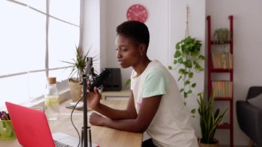 Modern ev stüdyosundan canlı yayın yapan neşeli kadın podcast. Sosyal medya içeriği yaratıcısı çevrimiçi yayın yapıyor. Yüksek kalite 4k görüntü