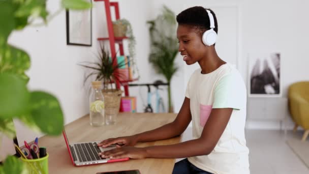 年轻的非洲女学生在家里的工作室里通过笔记本电脑与同事们进行视频通话 高质量的4K镜头 — 图库视频影像