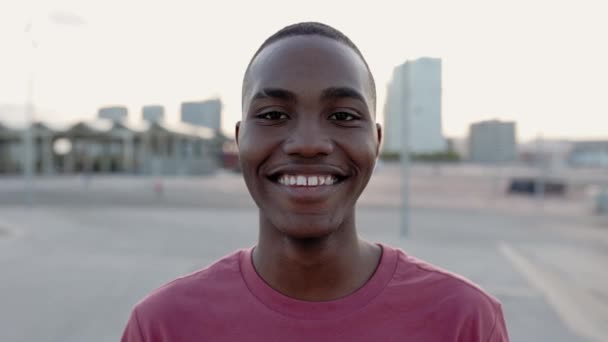 Retrato Joven Afroamericano Feliz Parado Aire Libre Adolescente Colombiano Sonriendo — Vídeos de Stock