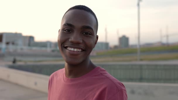 Alegre Fotogénico Joven Adolescente Afroamericano Niño Usando Casual Camiseta Sonriendo — Vídeo de stock