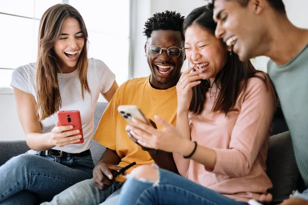 Молода Група Різноманітних Друзів Сидить Дивані Допомогою Мобільного Телефону Усміхнені — стокове фото