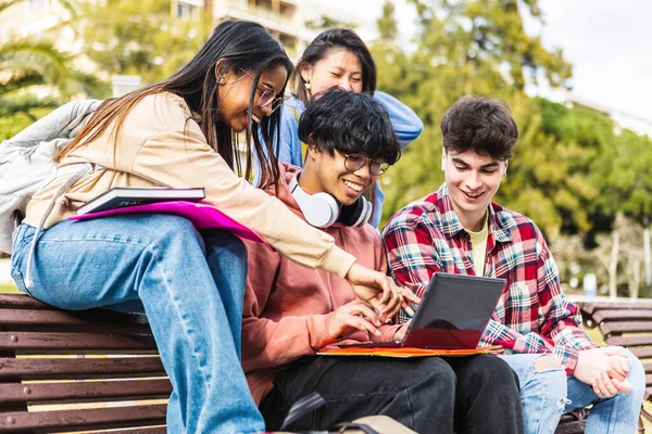 Gruppo Felici Studenti Multirazziali Che Lavorano Insieme Sul Computer Portatile — Foto Stock