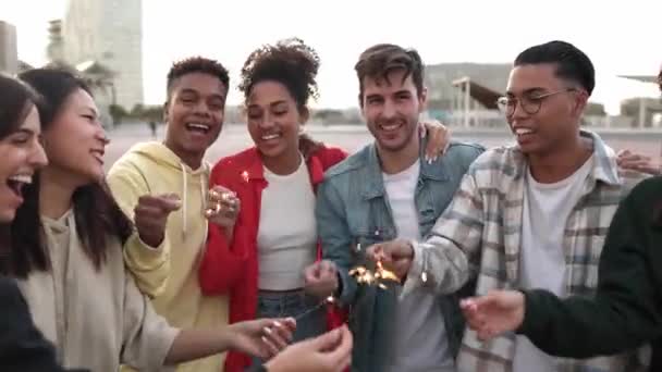 Multiraciale Groep Van Jongeren Vieren Met Fonkelingen Samen Buiten Millennial — Stockvideo