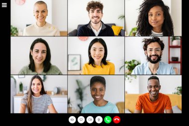 Çeşitli bin yıllık gençlerle dolu dizüstü bilgisayar ekranı - Sanal toplantı konferansına bağlı çok ırklı gençlerden oluşan bir grup - Webcam PC ekran görüntüsü