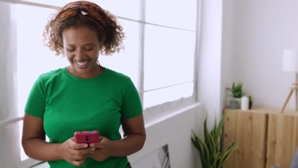 Fiatal Afrikai Szórakozás Csevegés Mobiltelefon App Mosolygó Vegyes Fajú Okostelefonnal — Stock videók