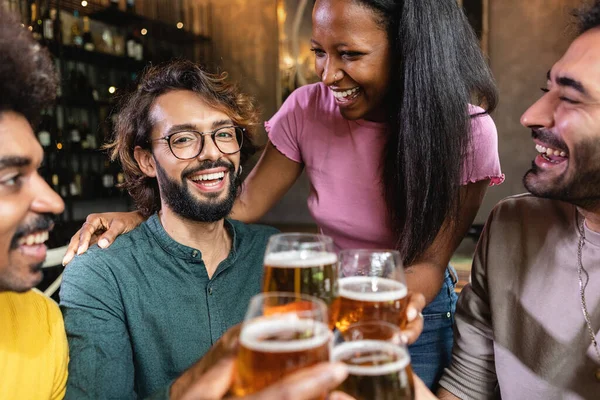 Grupo Multirracial Jóvenes Mejores Amigos Hablando Divirtiéndose Bebiendo Bar Cervecería — Foto de Stock