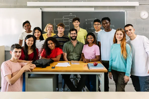 Retrato Grupo Grande Estudiantes Milenarios Diversos Con Profesor Masculino Sonriendo —  Fotos de Stock