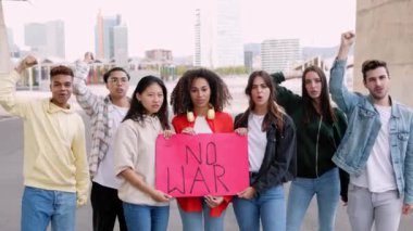Savaşa karşı gösteri yapan çok ırklı genç bir grup. Ukrayna 'daki Rus askeri işgalini protesto eden Milenyum aktivistleri.